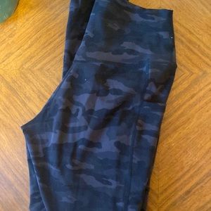 Colorfulkoala Black camo leggings